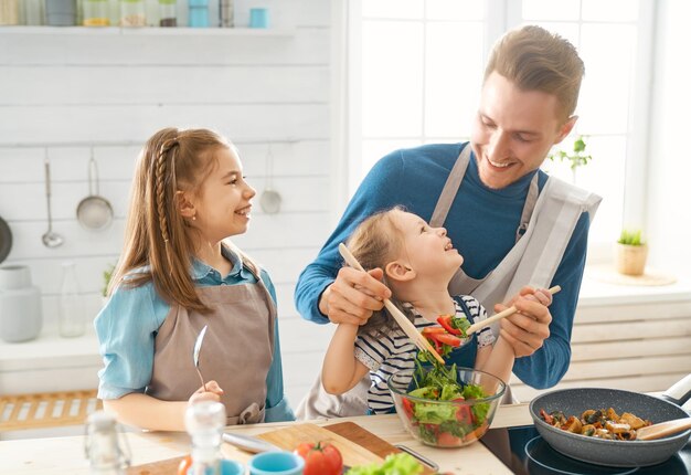 Famille heureuse dans la cuisine.