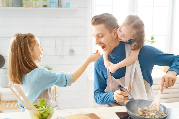 Famille heureuse dans la cuisine.