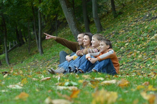 Famille heureuse, dans, forêt automne