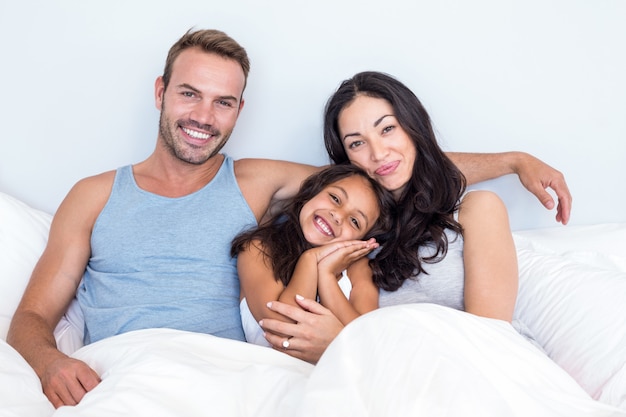 Famille heureuse dans leur chambre