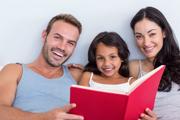 Famille heureuse dans leur chambre