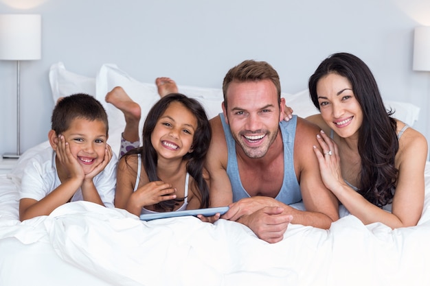 Famille heureuse dans leur chambre