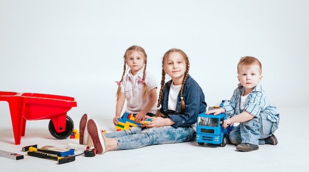 Famille heureuse dans la nouvelle maison. Construction, réparation, intérieur.