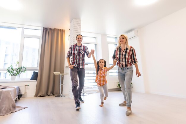 Famille heureuse dans une nouvelle maison le jour du déménagement.