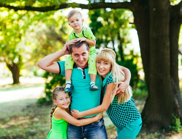 Famille heureuse dans le parc. Bonheur.