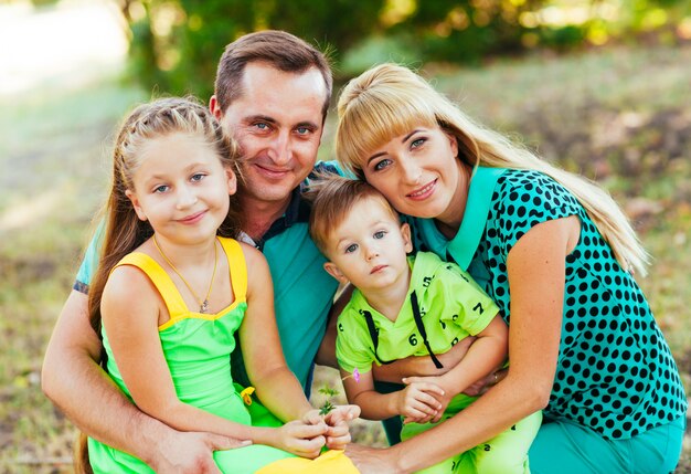 Famille heureuse dans le parc. Bonheur.