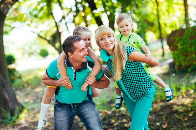 Famille heureuse dans le parc. Bonheur.