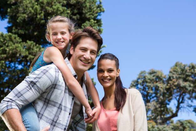 Famille heureuse dans le parc ensemble