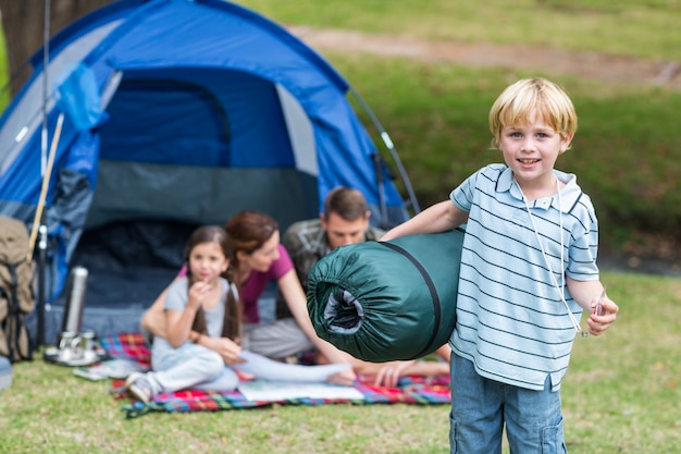 Famille heureuse dans le parc ensemble