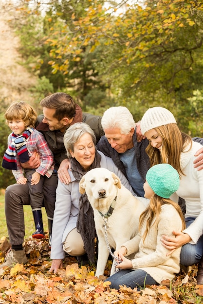 Famille heureuse dans le parc ensemble