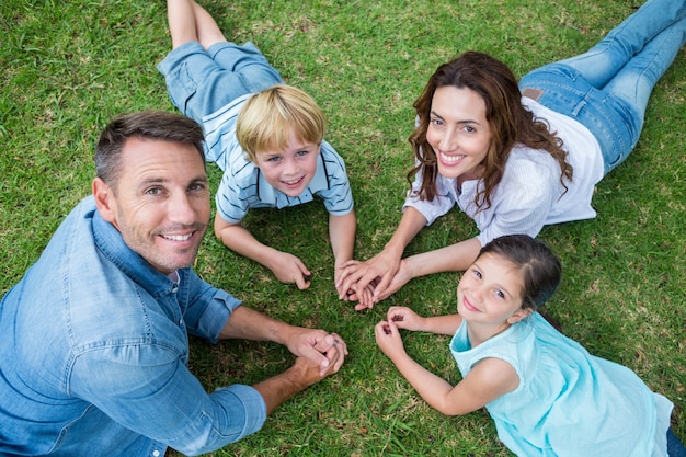 Famille heureuse dans le parc ensemble