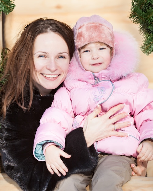 Famille heureuse dans le parc d'hiver