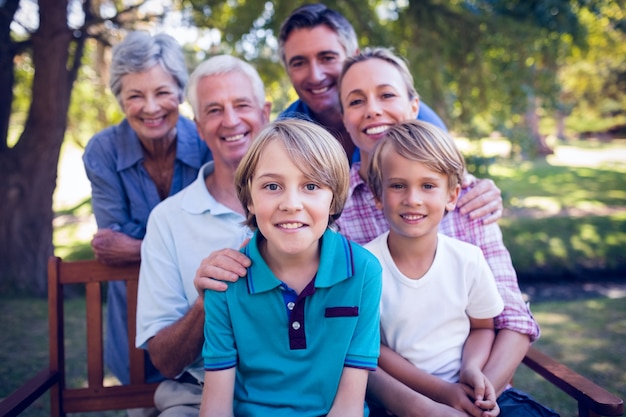 Famille heureuse dans le parc