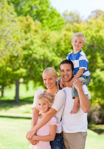 Famille heureuse dans le parc