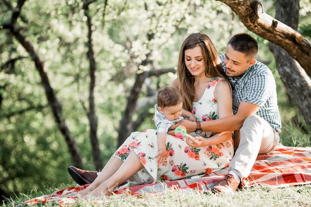 Famille heureuse dans le parc