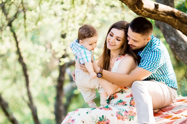 Famille heureuse dans le parc