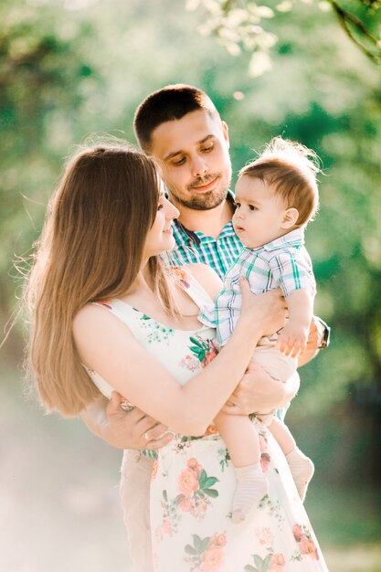 Famille heureuse dans le parc