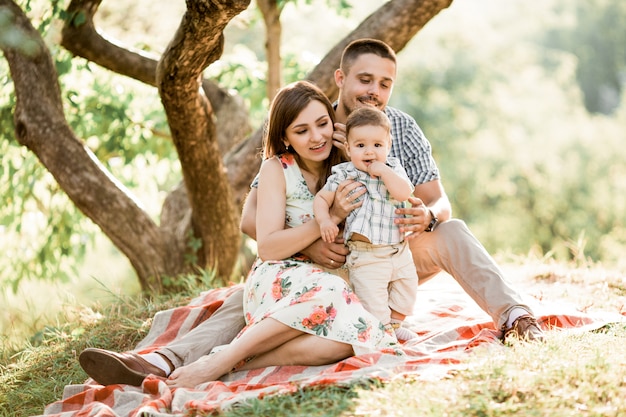 Famille heureuse dans le parc