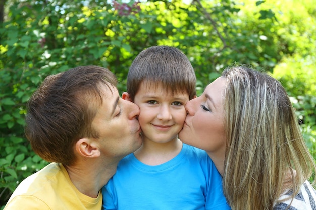 Famille heureuse dans le parc