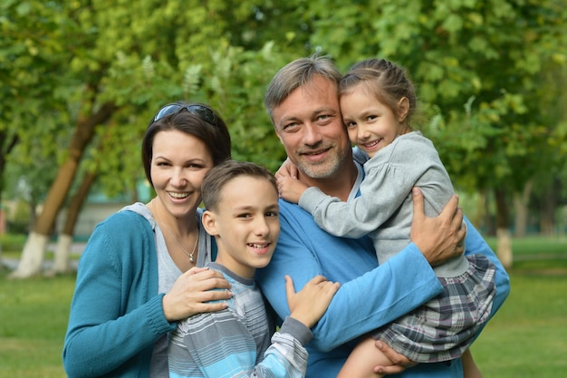 Famille heureuse dans le parc