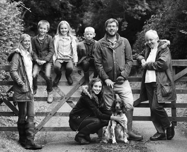 Famille heureuse dans le parc