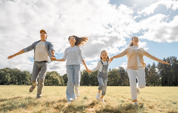 Une famille heureuse dans le parc.