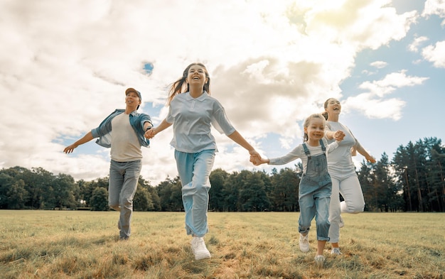 Une famille heureuse dans le parc.