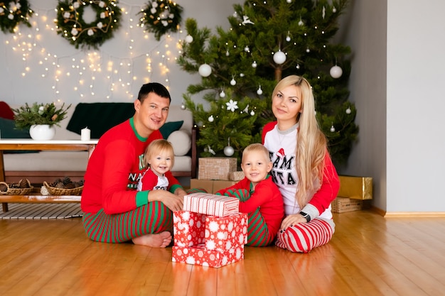 famille heureuse, déballage des cadeaux à la maison