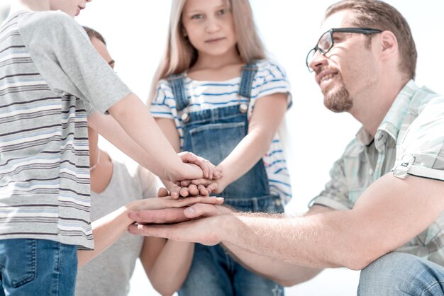 Une famille heureuse a déposé sa tour de ses mains concept d'équipe familiale