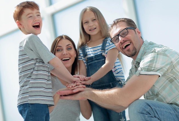 Une famille heureuse a déposé sa tour de ses mains concept d'équipe familiale