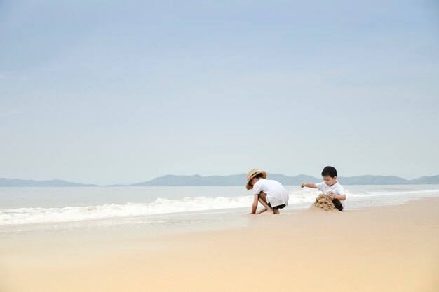 famille heureuse avec deux enfants sur la plage,