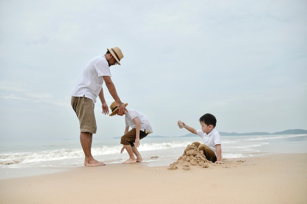 famille heureuse avec deux enfants sur la plage,