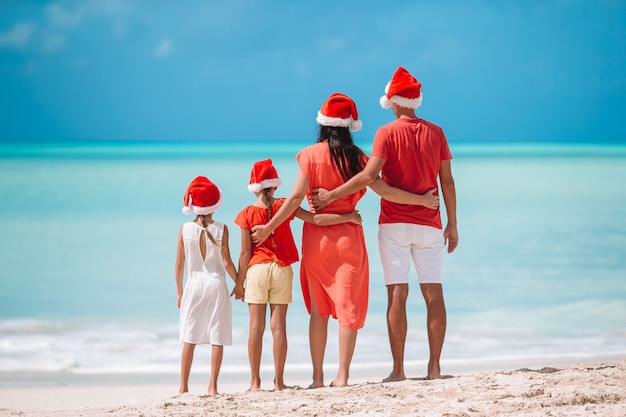 Famille heureuse avec deux enfants à Santa Hat en vacances d'été