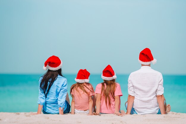 Famille heureuse avec deux enfants à Santa Hat en vacances d'été