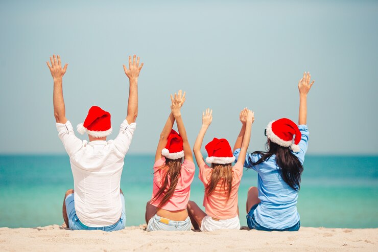 Photo famille heureuse avec deux enfants à santa hat en vacances d'été