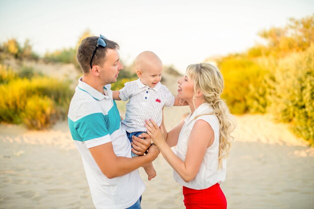 Famille heureuse avec deux petits fils sur la plage Concept de tourisme de vacances Anapa Russie