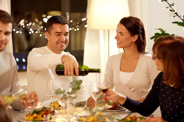 Une famille heureuse a un dîner à la maison.