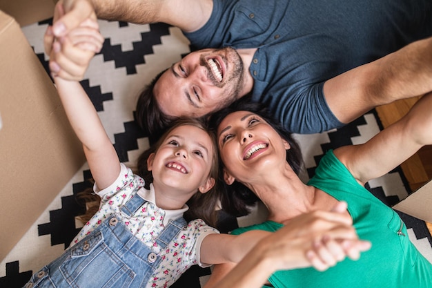 Famille heureuse emménageant dans leur nouvelle maison.