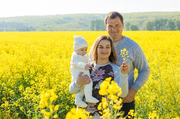 Famille heureuse avec l'enfant dans le domaine