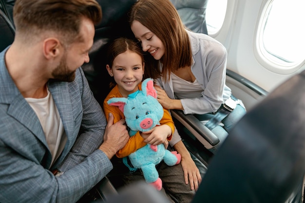 Famille heureuse avec un enfant voyageant en avion