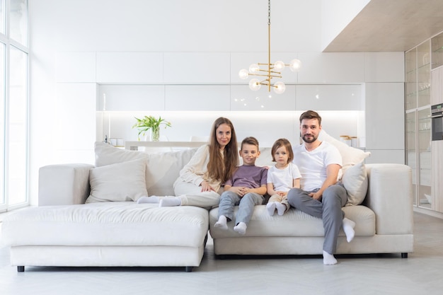 Famille heureuse avec enfants sur canapé