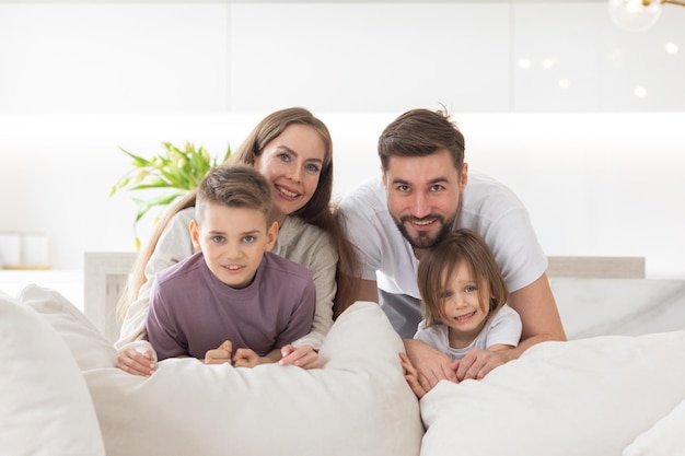 Famille heureuse avec enfants sur canapé