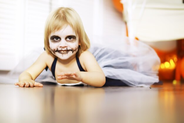 Famille heureuse avec des enfants en costumes et maquillage à l'occasion de la célébration d'Halloween