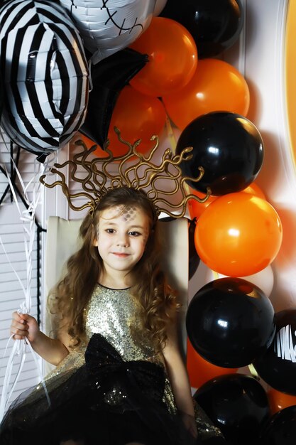 Famille Heureuse Avec Des Enfants En Costumes Et Maquillage à L'occasion De La Célébration D'halloween