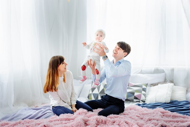 Famille heureuse avec enfants dans la chambre