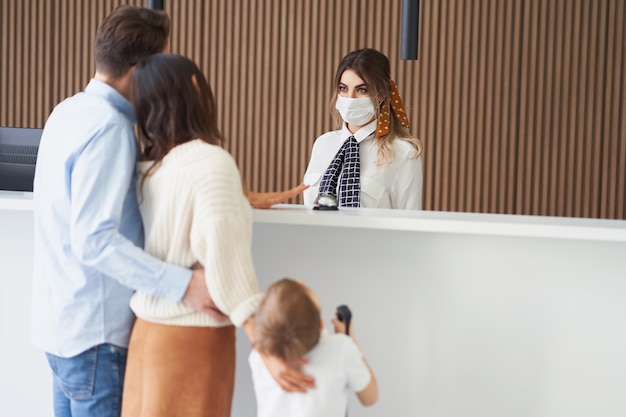 famille heureuse enregistrement à l'hôtel