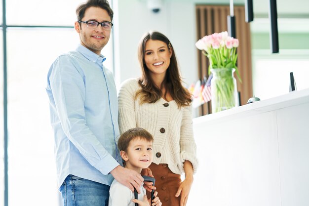 famille heureuse enregistrement à l'hôtel