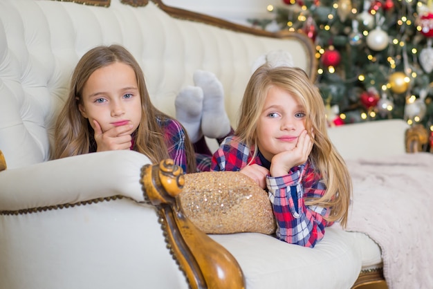 famille heureuse ensemble à la maison célébrer noël