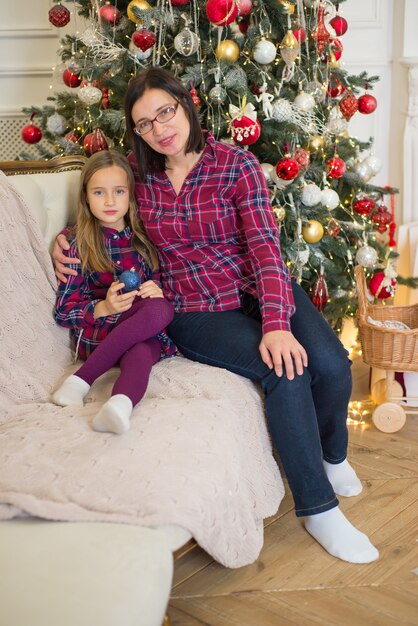 famille heureuse ensemble à la maison célébrer noël