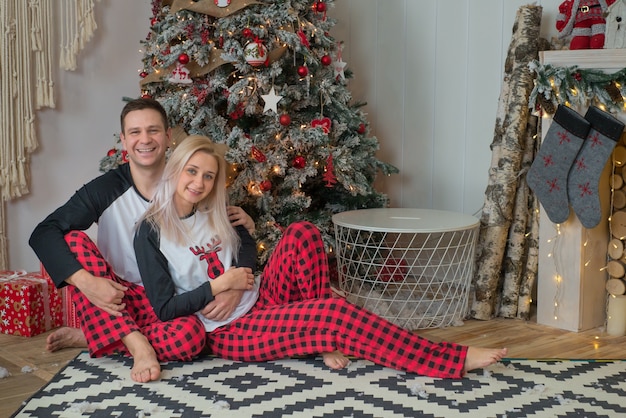 famille heureuse ensemble à Noël